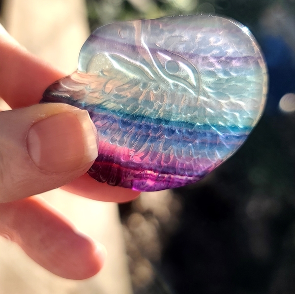 Handcarved Fluorite Eagle Head palm crystal - Picture 5 of 6